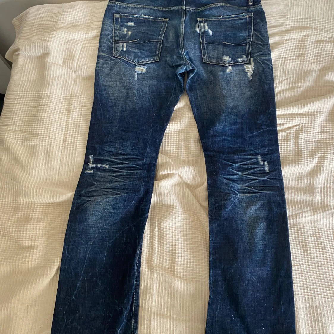 Blåa jeans med slitningar - 1