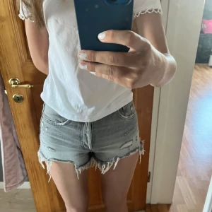Gråa jeansshorts med slitningar från Zara - Snygga gråa jeansshorts från Zara i storlek 32💕