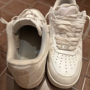 Airforce 1 - Tjena! Säljer dessa feta vita Airforce 1. Endast använda vid 4 tillfällen så riktigt bra skick. Köpta för ett par veckor sedan för 1,399kr!😁👏 Väljer du att betala direkt via Swish kan jag gå ner lite i pris eftersom vi då slipper all väntetid som tillkommer via betalning genom Plick!🏆 Skicka ett PM vid frågor eller funderingar.