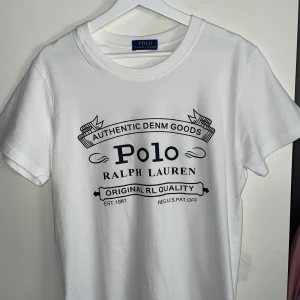 Vit t-shirt från Polo Ralph Lauren - Fet polo ralph lauren t-shirt. Passade tyvärr inte mig som önskat dock därför säljer jag den. Den är helt oanvänd bara testad.