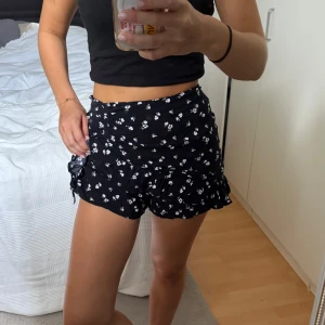 Kjol shorts - Kjol men samtidigt ett par shorts! storlek S och jättefin till sommaren. 💞💞