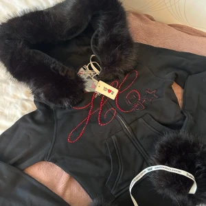Hidden Cult nebula black cherry set!! - Hiddencult Nebula black cherry set! Storlek S. Har röda fina detaljer runtom med små silver stjärnor längst ner vid benen! Ett set för livet! Är tyvärr för liten på mig så säljs till någon som ska live it up ❤️som sagt aldrig använd utan bara prövat toppen men inte byxorna. Har kvar etiketterna osv! Pris kan diskuteras vid snabb affär. Om ni bor i Stockholm så går det att mötas upp.