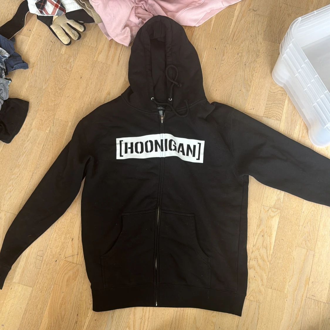 Svart Hoonigan hoodie med dragkedja