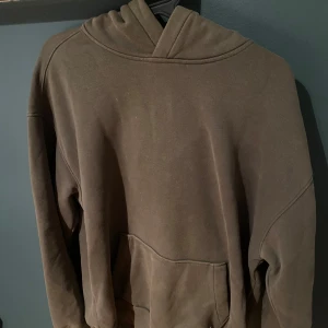Olivgrön oversized hoodie från Hollister - Säljer en olivgrön hoodie från Hollister i oversized fit. Tröjan har huva, lång ärm och en stor magficka framtill. Mjuk bomullskänsla och enkel design utan tryck eller mönster. Perfekt för chill dagar eller när du vill ha en avslappnad stil.