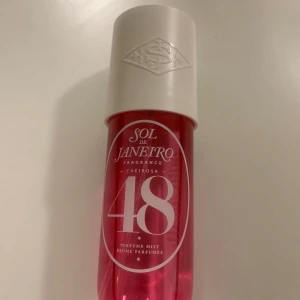 Sol de Janeiro Cheirosa 48 Perfume Mist - Fräsch och tropisk body mist från Sol de Janeiro, Cheirosa 48. Älskar doften men använder den sällan🌸 Det är den stora 240 ml och har sprayat väldigt snålt cirka 235 ml kvar!