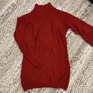 Röd stickad polotröja från  - Snygg röd polotröja från SHEIN i stickat material. Tröjan har ribbade detaljer på krage, ärmslut och nederkant samt lång ärm. Storlek S