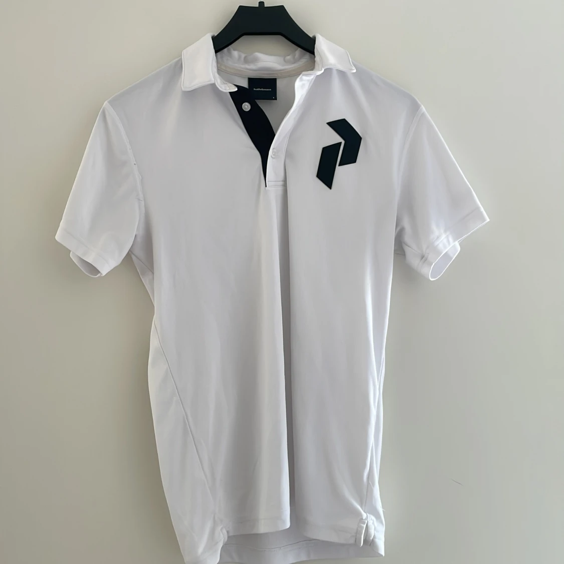 Vit pikétröja med svart detalj