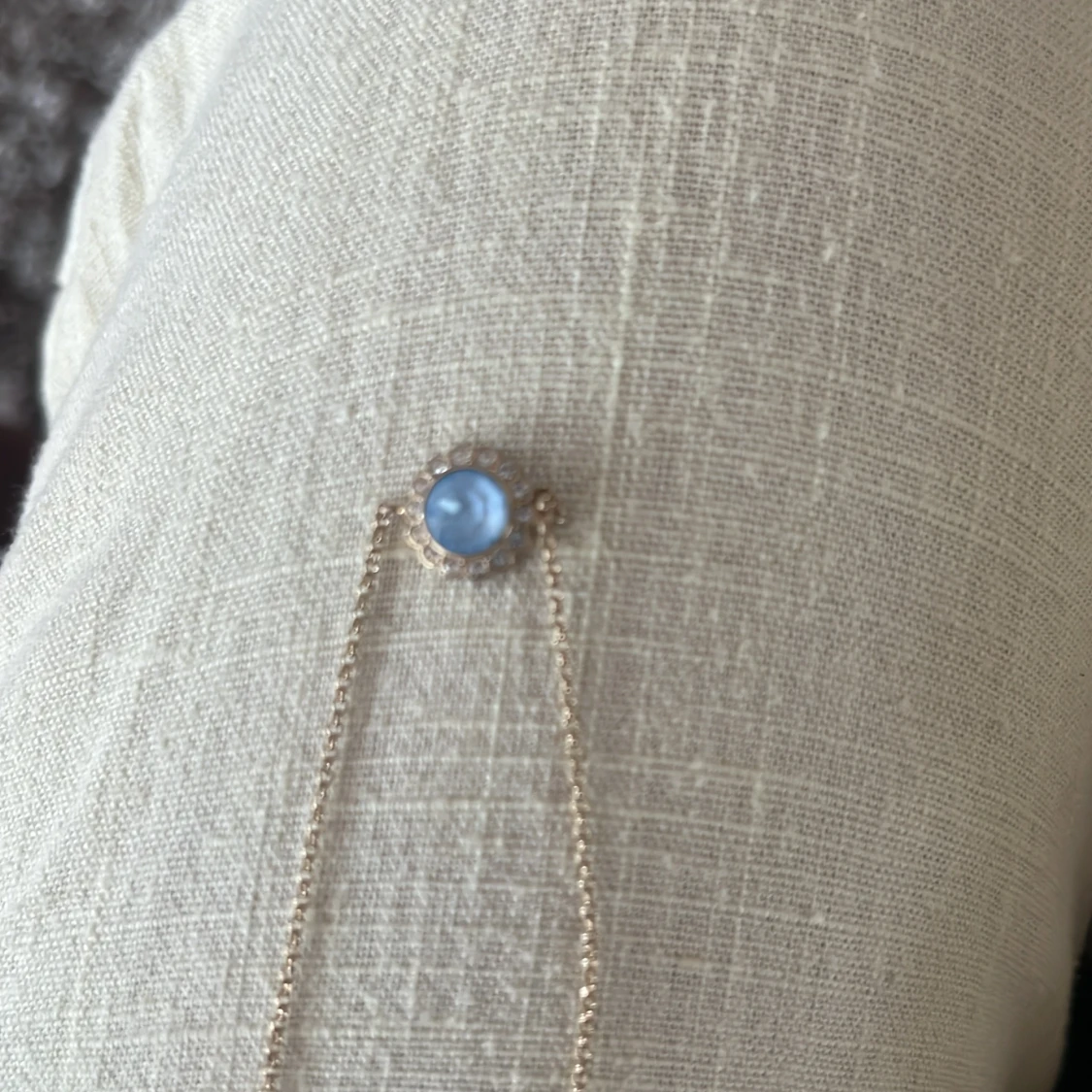 Guldfärgat armband med blå sten - 1