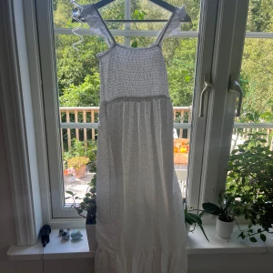 Vit långklänning med broderade detaljer - Säljer min älskade vita klänning från chiquelle. Perfekt för både svensk sommar och semester😍 Passar mig som är XS och 160cm lång. Köpare står för frakten.