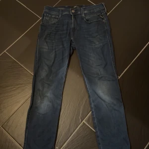 Replay Hyperflex blå jeans, stl 29 - Säljer ett par mörkblå Replay Hyperflex jeans i stretchigt material. Klassisk femficksmodell med smal passform och snygga detaljer vid fickorna. Ändast använda fåtal gånger. MVH/Felix