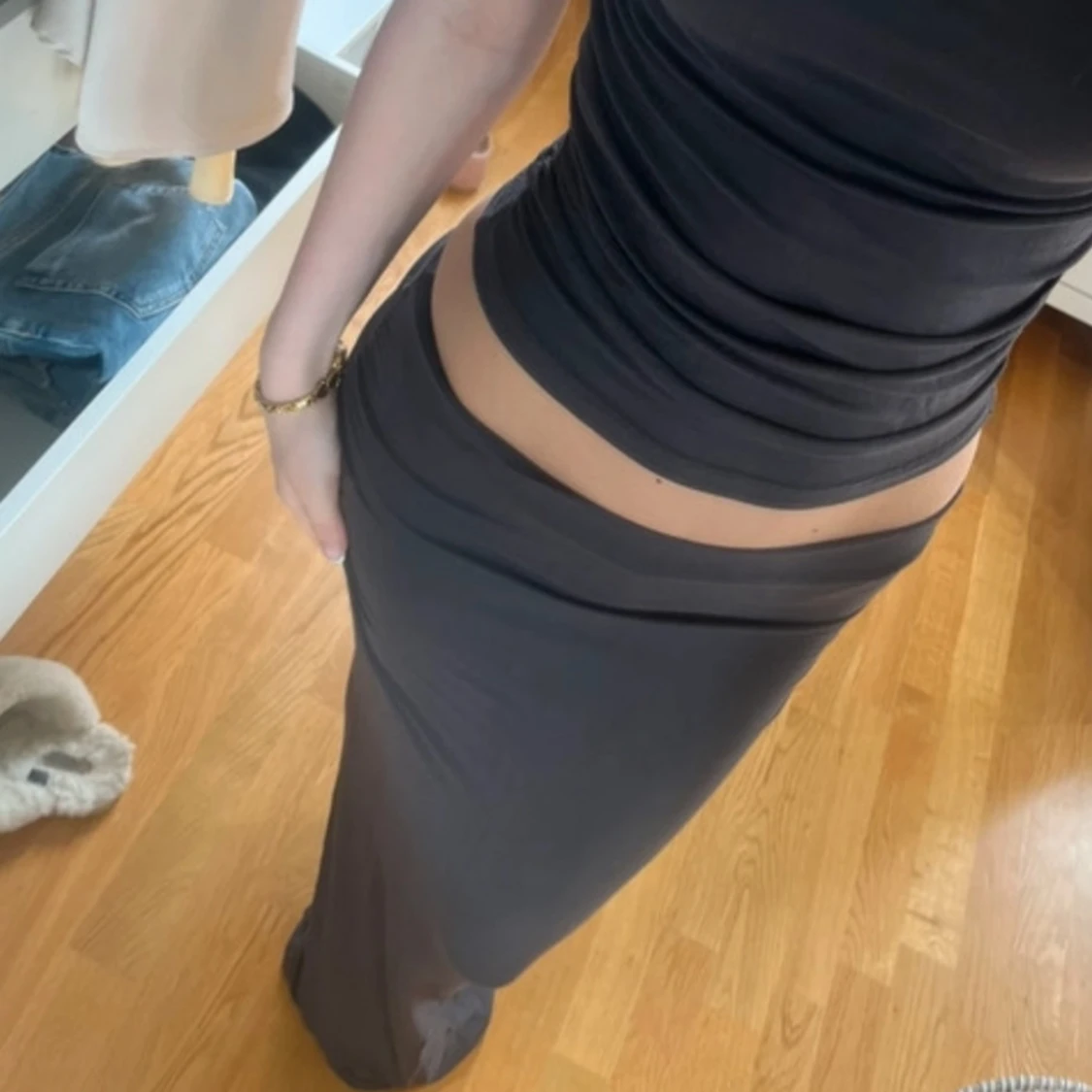 Grå långkjol med låg midja