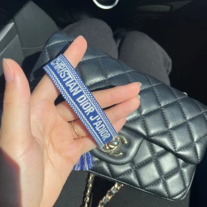 Supersnyggt blått armband i tyg  - Underbart Tygarmband i blått och vitt. Skriv för frågor ☀️
