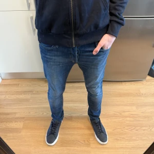 Jack & Jones Jeans - Sjukt snygga blå Jack & Jones Slim/Glenn jeans i mycket fint skick. Storlek: W29/L30. Mått - Midja: 37cm Benlängd: 99cm. Hör av dig vid funderingar!🤩