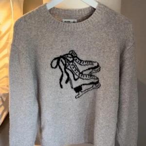 Stickad tröja - Supermjuk slutsåld stickad tröja från Hollister/ASOS! Har fått lite noppror därav priset, använd 1/2 gånger