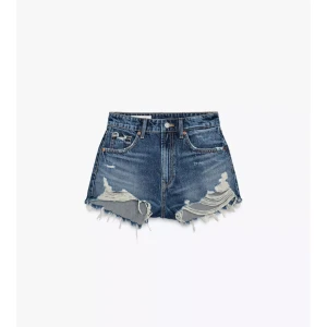 Blå slitna jeansshorts med fransar - Snygga blå jeansshorts från Zara med hög midja och rejält slitna detaljer framtill. Råa kanter med fransar ger en cool och avslappnad vibe. Perfekta för varma dagar när du vill ha en trendig och bekväm look.