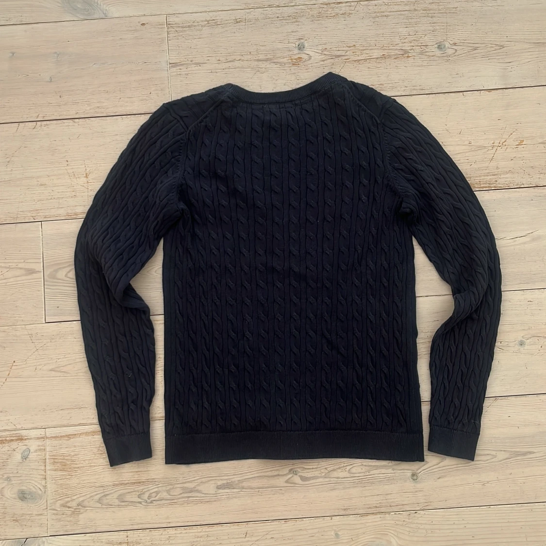 Mörkblå kabelstickad tröja Basic You - 1