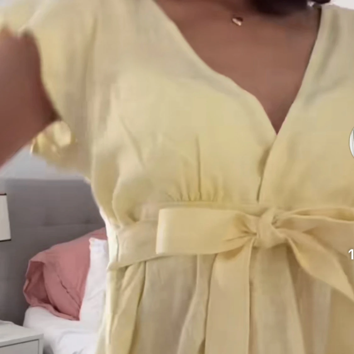 Ljusgul omlottopp med knyt - 1