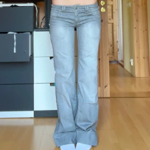 Gråa lågmidjade jeans från NVY - Vintage lågmidjade bootcut jeans, knappt använda :) 📏 Mått (mätt platt): Midjemått: 36cm Gren: 21cm Innerbenslängd: 81cm Jag är 170cm och bär S/36 Obs! Smått skadade vid hälarna Hör av dig vid fler frågor!💕