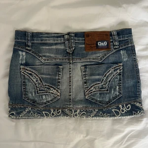 Dolce Gabbana jeans kjol  - As Snygg jeanskjol från Dolce & Gabbana med coola detaljer och broderier! Midjemått:36 cm 💗