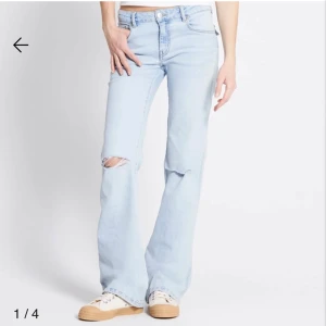 Low rise jeans  - Nya och oanvända jeans med prislapp kvar. Lågmidjade jeans med hål i. Storlek S. Jag är 170 ungefär och dom sitter perfekt i längd. Original pris 400