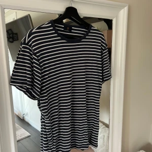 Randig t-shirt från EastWest XL - Snygg t-shirt från EastWest i storlek XL med marinblå och vita horisontella ränder. 