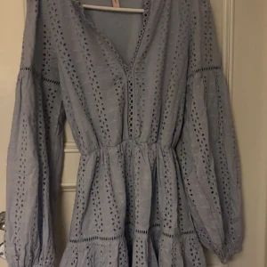 Ljusblå broderad kortklänning Nelly - Superfin blå klänning ifrån Nelly som tyvärr inte passade mig så endast provad! Ord pris: 599 kr mitt pris 500kr 