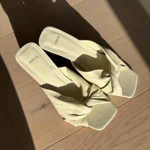 Öppna klackar - Klackar från mango med omlott-detalj i storlek 38. Fyrkantig tå och bred klack. Fint skick, inga defekter💓