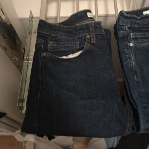 Mörkblå jeans regular fit - Tre par mörkblå jeans med regular fit och klassisk femficksdesign. Jeansen har kontrastsömmar och är tillverkade i slitstarkt denimtyg. Perfekta för dig som gillar en tidlös och enkel stil. Passar till det mesta och är lätta att matcha.       Säljer 3 par byxor  Första paret 30/32  Andra paret 33/32  Tredje paret 33/32 Kom med bud för snabb affär 