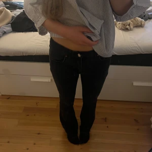 Svarta jeans - Jättefina svarta jeans från gina tricot! De är avklippta längst ner därav har de blivit lite fransiga. Storlek 38 men passar som 36. Pris går att diskutera.