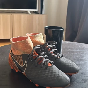 Fotbollsskor - Nike fotbollsskor i storlek 42