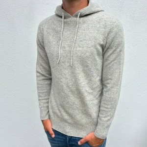 Kashmir/Merino hoodie - En schysst ljusgrå Kashmir/Merino hoodie | Storlek XS | Modellen är 177cm lång, passar mindre | Endast använd 1 gång, därför skick 10/10 | Hör av dig vid frågor🌟