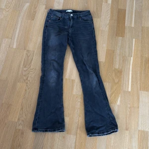 Svarta bootcut jeans  - Snygga svarta bootcut jeans från Gina Tricot i storlek 152. Jeansen har klassisk femficksdesign, dragkedja och knapp framtill. Materialet är jeans i bomull med en mörk tvätt och lätt slitning för en cool look. Matchar perfekt till en stickad tröja och massa andra grejer! Köparen står för frakt