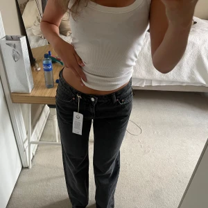 Svarta low straight jeans från Gina Tricot - Säljer ett par svarta jeans från Gina Tricot i modellen low straight. I princip oanvända då prislappen sitter kvar. Nypris 500 sek.