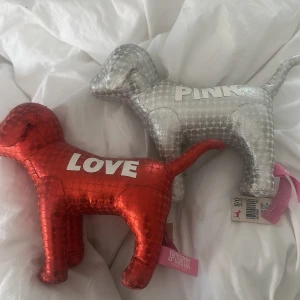 VS PINK hundar  - Supersöta VS pink hundar som inte går att köpa längre med lapparna kvar 💋(BARA SILVRIGA FINNS KVAR!)
