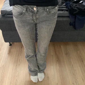Jeans med låg midja & bootcut - Supersnygga jeans med låg midja & bootcut modell från ginatricot young - perfekt till hösten 🍁 Storlek 170 men passar som xs! Lite slitningar längst ner men ingenting som stör. Hör av dig om du har några funderingar 💌