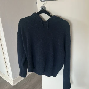 Mörkblå stickad hoodie - Mysig mörkblå stickad hoodie med huva och långa ärmar. Den är ifrån Gina Young och är i storlek 158/164 men passar mig som oftast brukar ha XS. Den är superskön o perfekt till hösten och vintern 💗