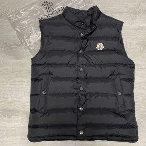 Moncler väst - Säljer en sprillans ny Moncler väst för ett superbra pris, helt oanvänd storlek 1/S. Perfekt för sommarkvällar/höst/vår. Skriv för mer info och intresse! 