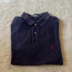 Ralph Lauren pike  - Säljer denna Ralphlauren piké i storlek XL, den passar även lite större L. Den är inte använd många gånger och har inga hål eller liknande.
