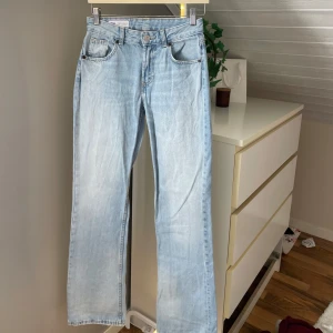 Ljusblå raka jeans från Zara - Snygga ljusblå jeans från Zara i rak modell med femficksdesign. Jeansen är är mid i midjan. 
