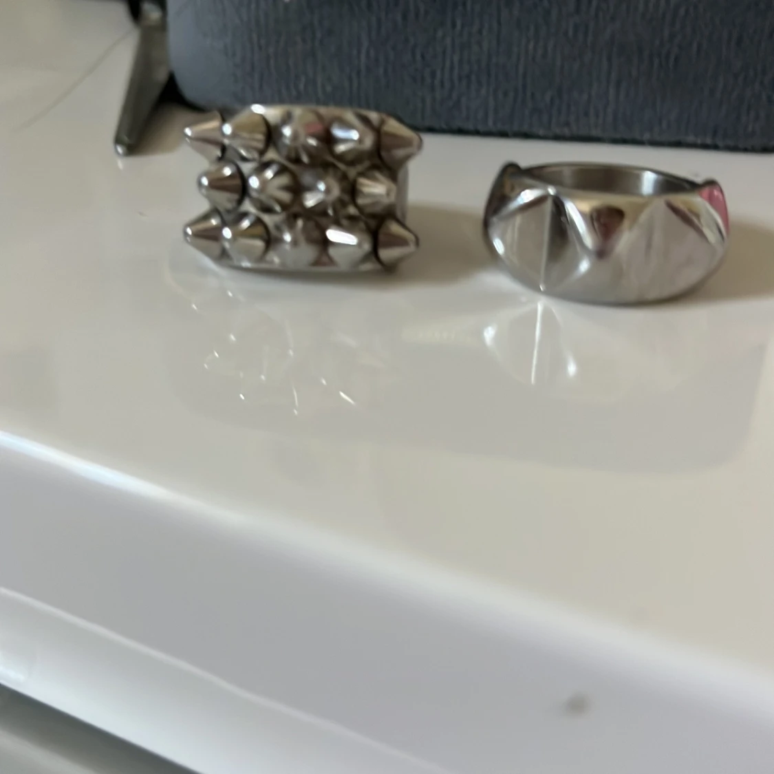 Två silvriga Edblad ringar med nitar