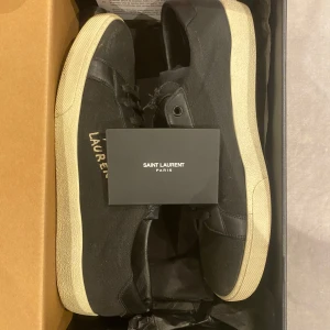 Saint Laurent skor - Säljer dessa Saint Laurent skor som enbart använts ett fåtal gånger där allt ingår, kvitto, box osv, både från mintto och saint Laurent. Strl 44 men passar 43 också