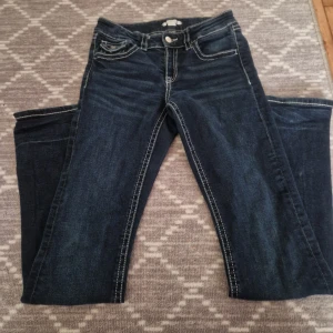 Marinblå bootcut jeans  - Midja 36cm, lår 23cm, Längd 103cm, insida ben 82cm, benslut 22cm,  storlek 164