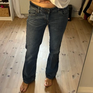 Blå bootcut jeans från H&M med bakfickor - Knappt använda, stl 40 men små i storleken passar 38/36 mer