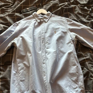 Ljusblå skjorta från Ralph Lauren XL - Klassisk ljusblå skjorta från Ralph Lauren i bomull, classic fit. Skjortan har knappar framtill, lång ärm och den ikoniska broderade loggan på bröstet. Perfekt för en clean och stilren look. Helt oanvänd för beställde hem den och den var för stor och glömde skicka tillbaka den.