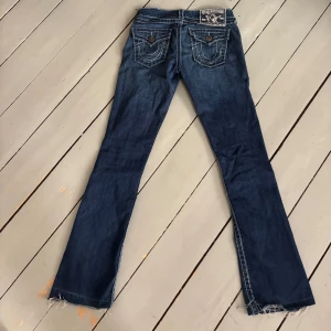 Lowwaist true religion  - Storlek 26! Jätte bra skick, inte använda så mycket. Måtten: innerben cirka 75cm. Hela längd : 100cm. Midjan tvärs över: 36 cm. Kom gärna privat för fler frågor💗.