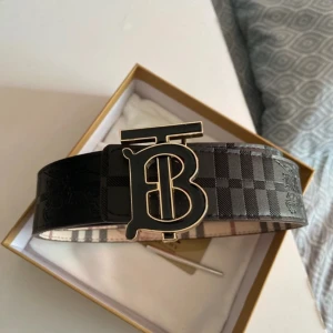 Burberry bälte  - Perfekt skick, storlek 115 Säljer pågrund av att den inte passade mig så bra 