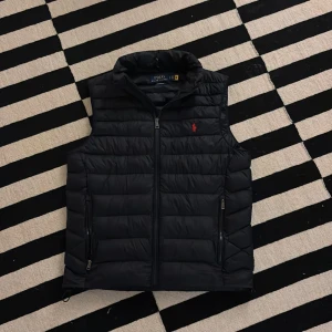 Ralph Lauren Väst - Säljer nu min sjukt fina Ralph Lauren väst. Västen satt inte riktigt som jag trodde så den har legat o skräpat hemma i 4 månader nu. Skicket är då mer eller mindre 10/10. Ny priset är 3499kr. 