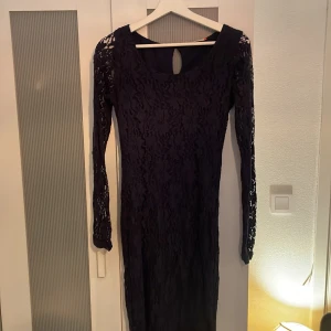 Mörk lilla klänning  - Säljer denna klänning för att den inte kommer till användning 