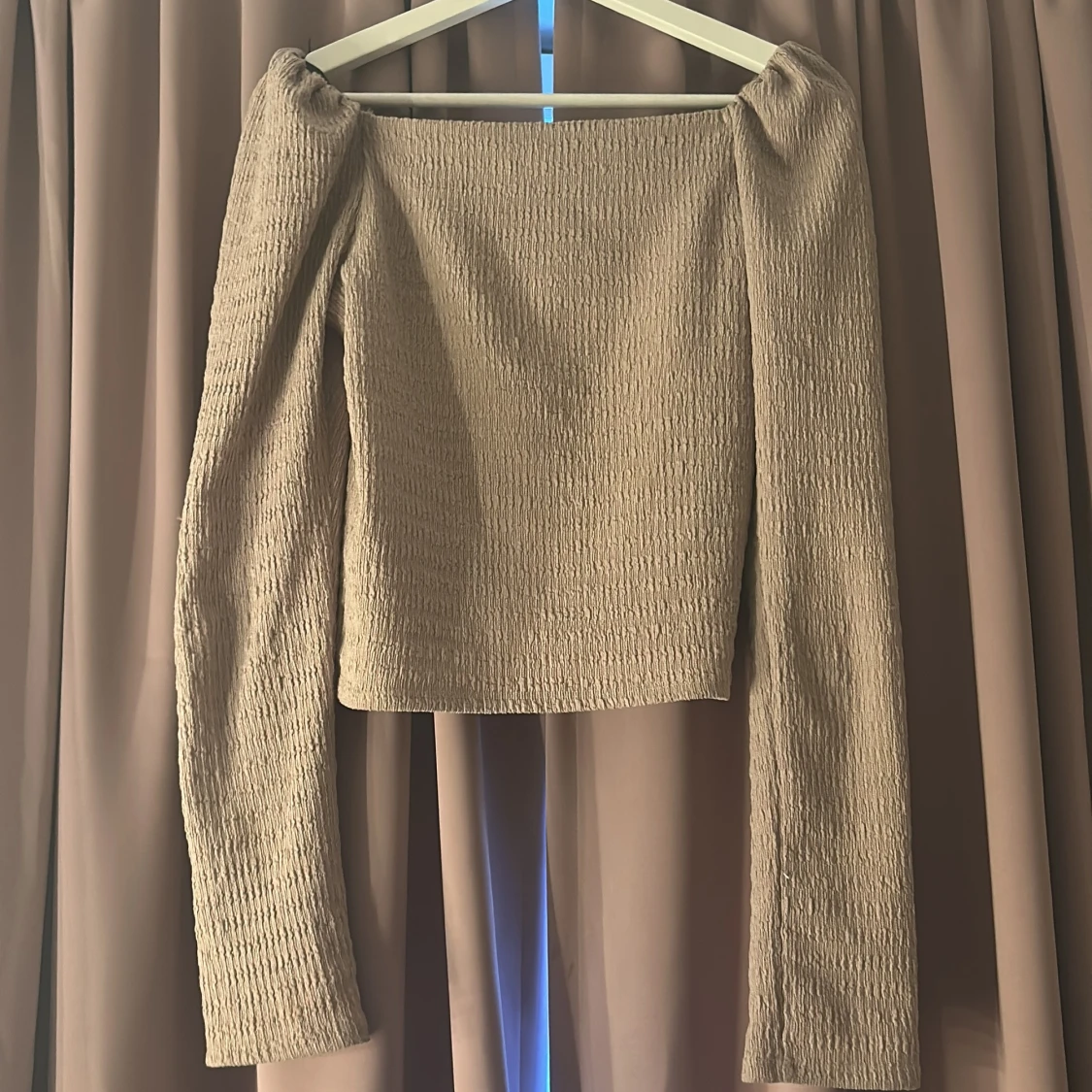 Beige offshoulder topp med struktur - 1