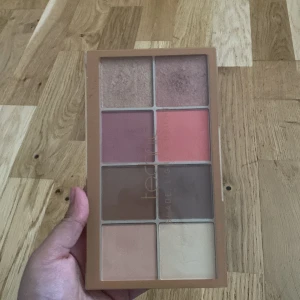 Technic Shade & Light Face Palette - Säljer en Technic Shade & Light ansiktspalett med åtta nyanser: två skimrande highlighters (guld och roséguld), två rouge (mauve och korall), två contour (karamell och taupe) samt två matta highlighters (varm beige och gulbeige). Perfekt för att skapa dimension och glow. Ligger i Vetlanda.vi delar på frakten .helt nytt.
